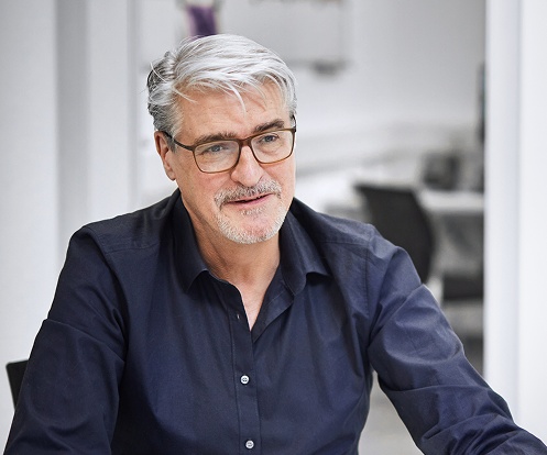 Christoph-Stoll-im-Beratungsgesprach_medpro-analytics-GmbH